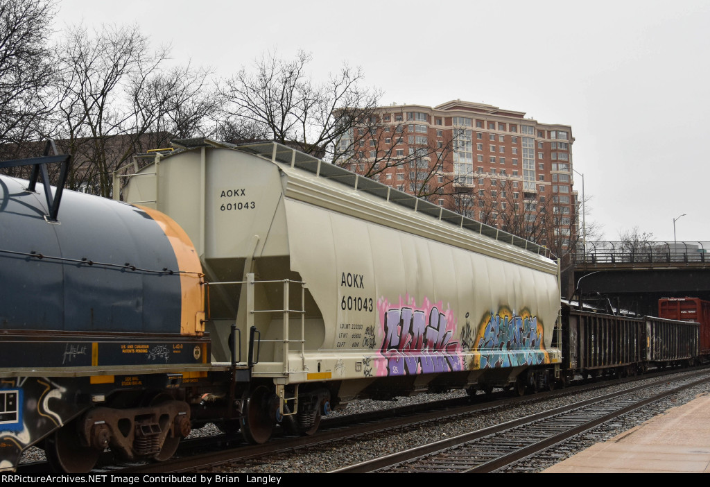 601043
